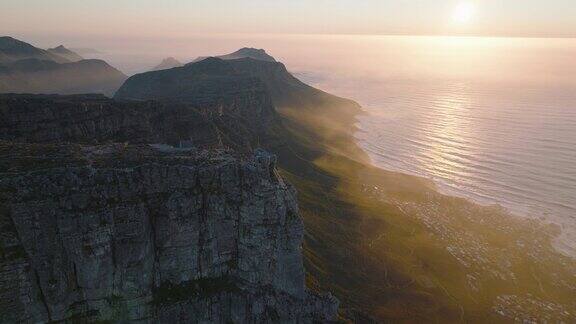 桌山国家公园浪漫的全景照片低太阳下海岸岩石山脉的航拍镜头南非开普敦