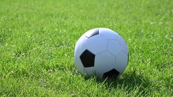 足球在草地上滚动