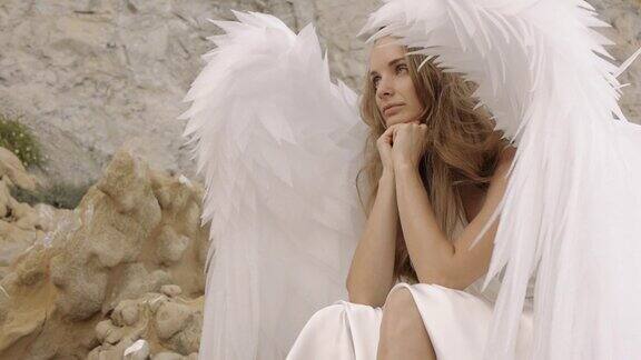 女模特的形象是有翅膀的天使