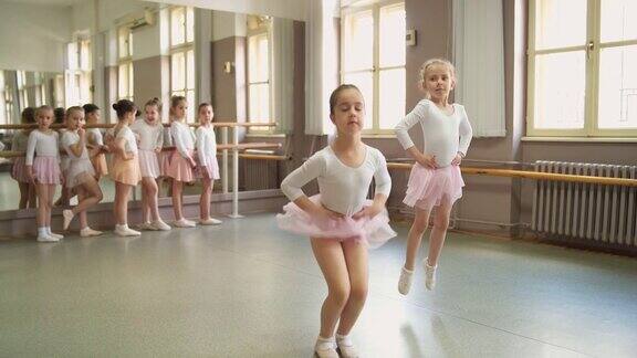 集中年轻的芭蕾舞演员