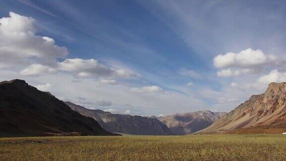 时间:云在绿色的山谷上空盘旋野马、尼泊尔、安纳普尔纳峰
