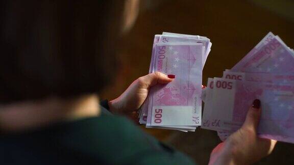女商人数着500欧元钞票