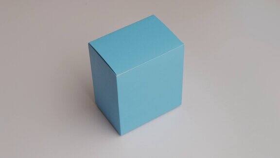 蓝色盒子模型上的空白白色背景