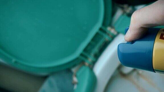 空气清新剂改善了背景马桶上厕所的气味