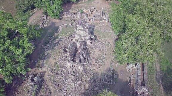 无人机摄像头倾斜到寺庙废墟上