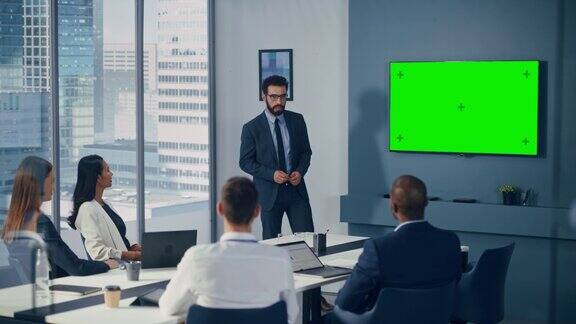 多元化办公室会议室会议:男项目经理利用绿屏色度键墙电视为集团投资者呈现机会电子商务产品策略中宽静态镜头