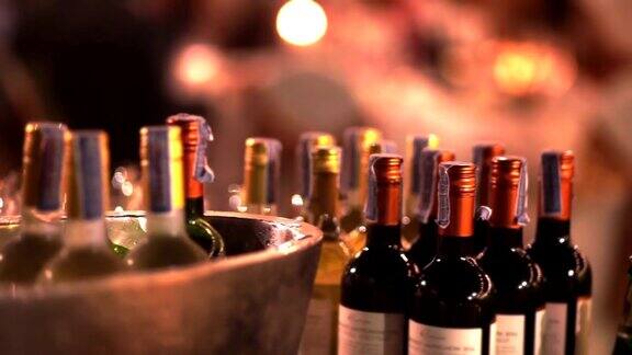 晚上聚会时吧台上提供的各种酒瓶子