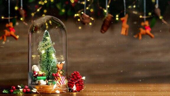 圣诞快乐和新年快乐圣诞树和圣诞老人在玻璃圆顶装饰小驯鹿松果金箔在木材背景展示产品的条幅空间