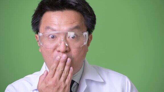 成熟的日本男子医生戴着防护眼镜