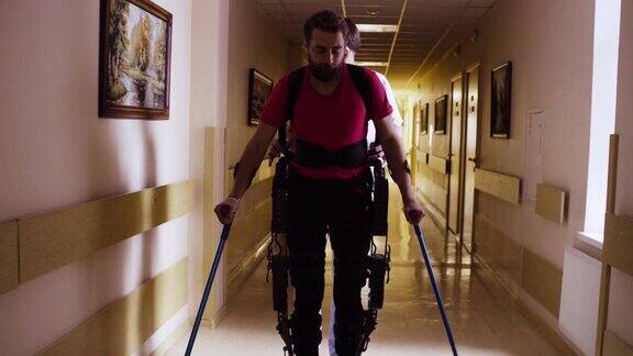 年轻的残疾人穿着机器人外骨骼行走