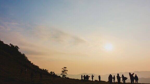 时间流逝;游客或人群在美丽的自然山上日出