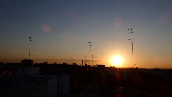 从阳台上看城里的日落