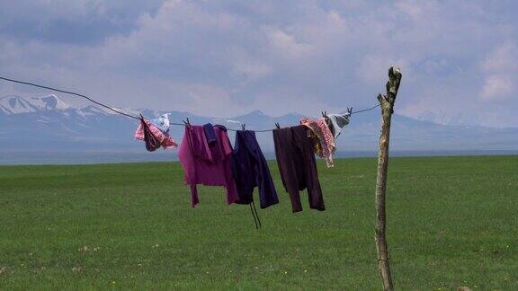 吉尔吉斯斯坦宋科尔湖当地人悬挂的衣服