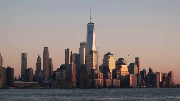 日落时分的曼哈顿市中心纽约
