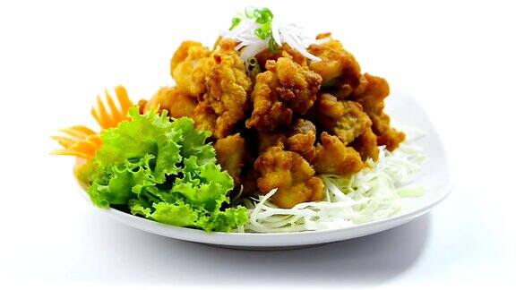 鸡肉卡拉吉日式炸鸡配洋葱和小葱开胃菜