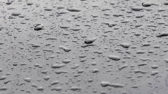 雨水滴在金属表面的特写选择性集中使用