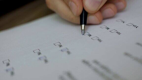 在检查表框上手工填写yes和no关闭了调查和投票一个人用圆珠笔填写问卷