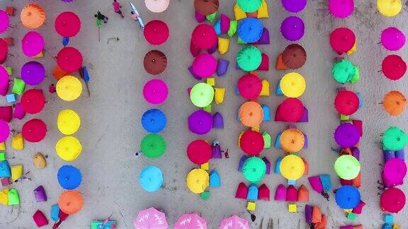 顶视图拥挤的海滩与五颜六色的伞