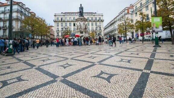 在葡萄牙里斯本市中心散步的人们