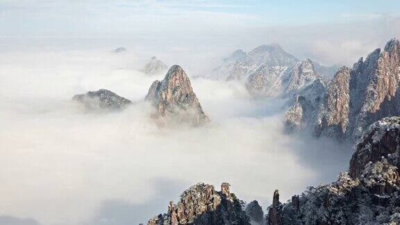 时间流逝的雾环绕在中国的黄山(黄山)