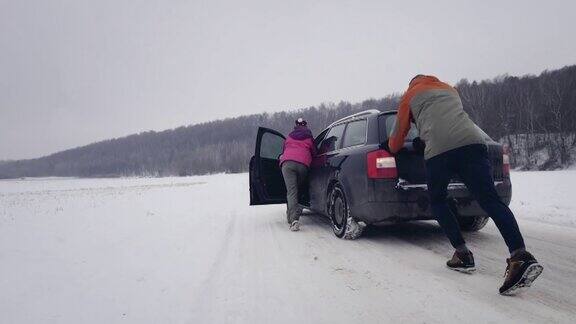 冬天一对年轻夫妇的汽车出了故障