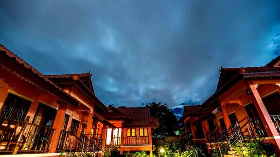 泰国苏梅岛夜晚的天空和乌云笼罩着房屋