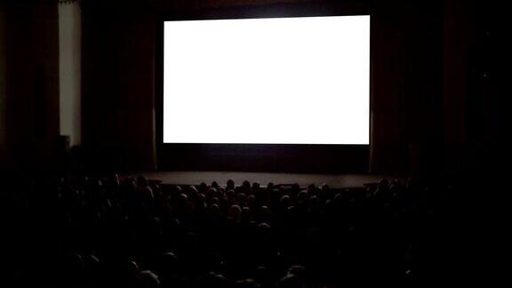 人们在电影院欣赏电影