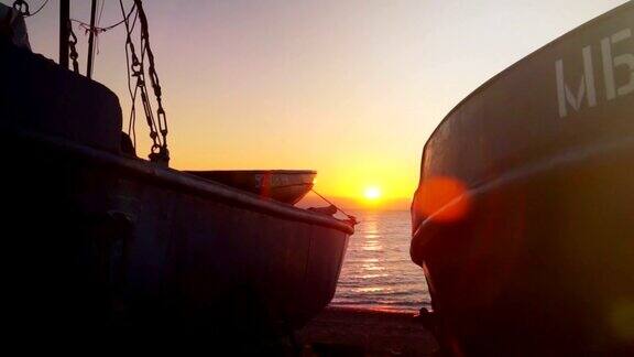 日落时海滩上的渔船