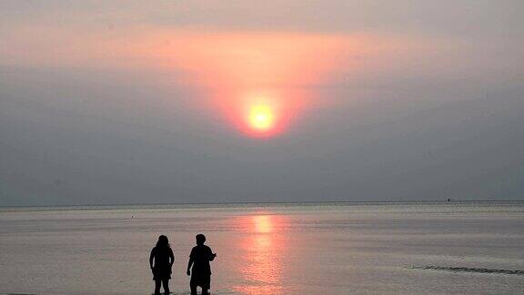 一对情侣在夕阳下相爱在瓦纳孔海滩普拉卓布基里汗泰国