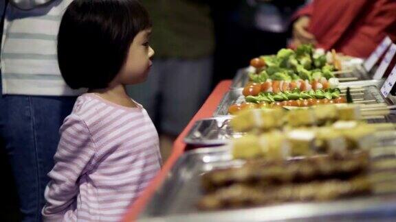 泰国烤亚洲食物:女儿在夜市