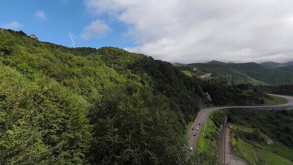 FPV无人机拍摄的高山路