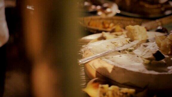 一张桌子上放着奶酪和成熟美味的无花果