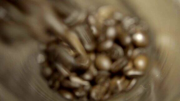 装满一杯烘培咖啡豆