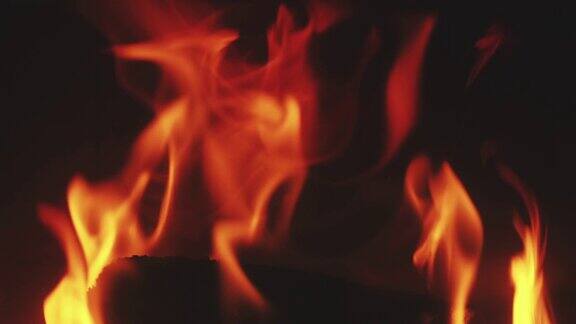 燃烧着在壁炉里用木炭生火