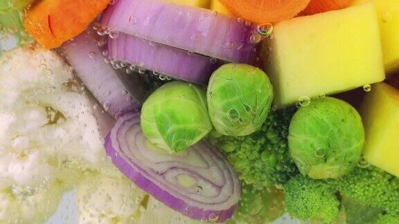 用带气泡的沸水煮蔬菜