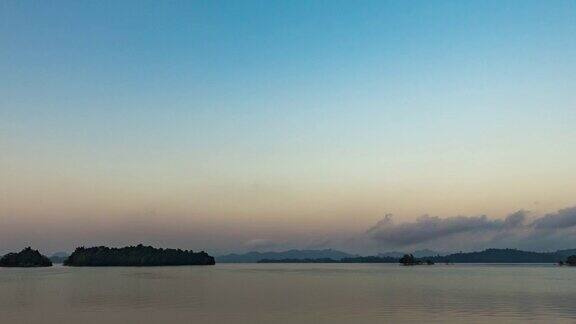 早晨天空变换阴影日出与美丽的山和湖时间流逝视频