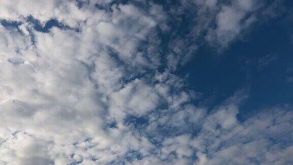 阳光明媚的日子白云在蓝天下流动自然的天空背景