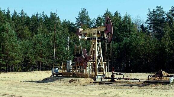俄罗斯森林附近油井上最年长的抽油机
