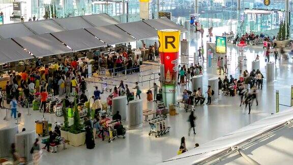 高清延时:旅客在机场办理登机手续的柜台大厅