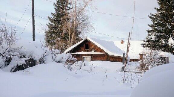 冬天的风景位于西伯利亚的俄罗斯村庄木屋被雪覆盖俄罗斯4k
