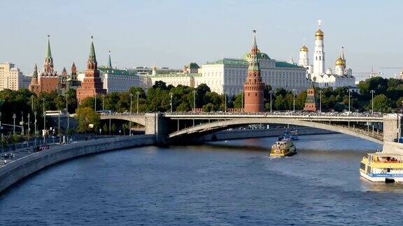莫斯科克林姆林宫和莫斯科河上的游船俄罗斯