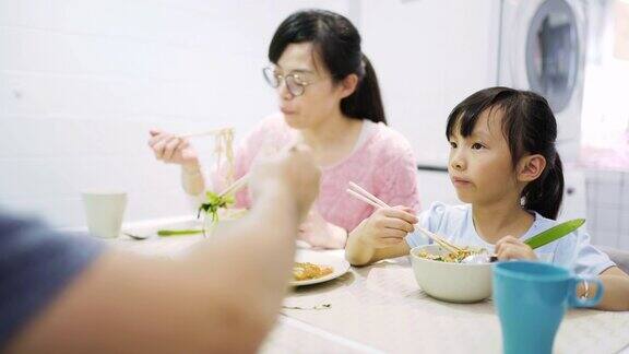 台湾家庭在家里吃午饭