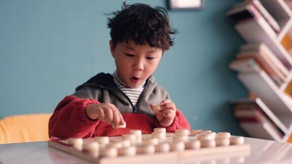 一个小男孩在下中国象棋