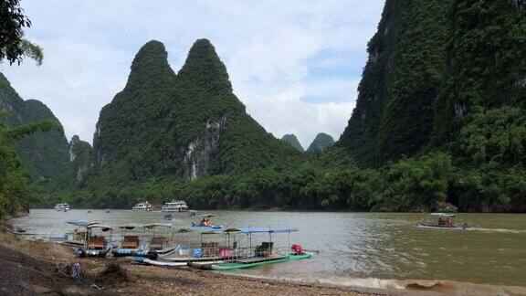 中国阳朔和桂林附近沿河游船的游客