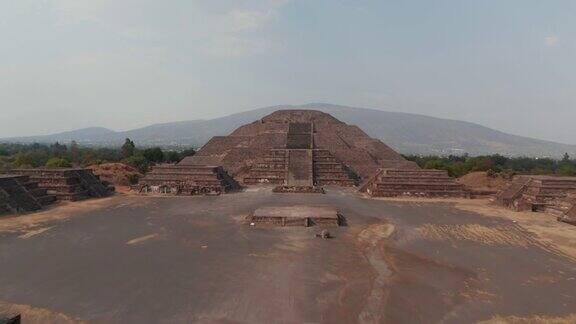 向前飞向巨大的古代石头建筑月亮金字塔墨西哥特奥蒂瓦坎具有重要建筑意义的中美洲金字塔的古代遗址