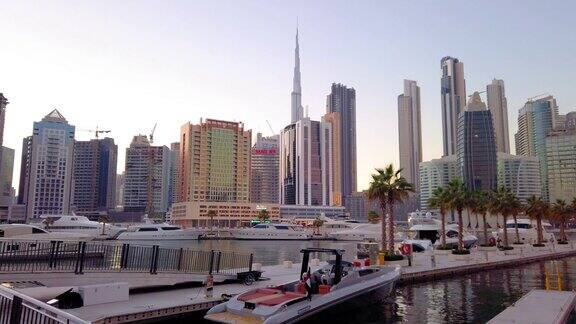 从阿联酋市中心的马拉西码头看迪拜地标
