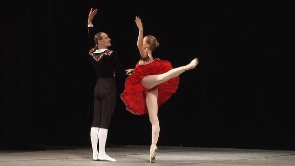 两位芭蕾舞演员在舞台上表演