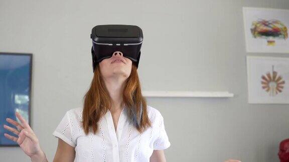 年轻的红发女人在虚拟现实耳机