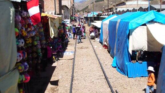 火车经过秘鲁库斯科乡村