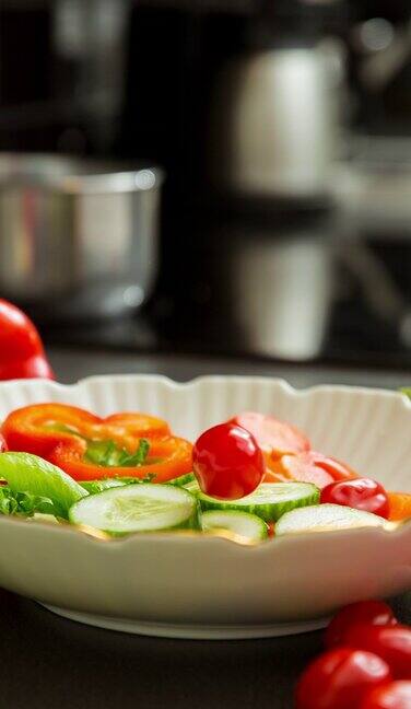烹调新鲜蔬菜沙拉